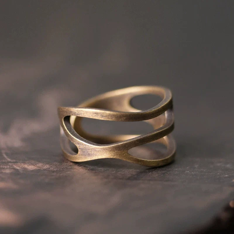 Side view of the wavy double band copper ring